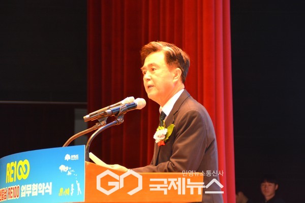 김 지사,인사말에서 도는 정부보다 5년 빠른 ‘2045 탄소중립 실현’을 위해 앞장서고 전국 최초로 ‘탄소중립경제특별도’를 선포해 에너지 전환과 산업구조 재편 등 국가 탄소중립을 선도하고 있다고 말했다/박의규 기자