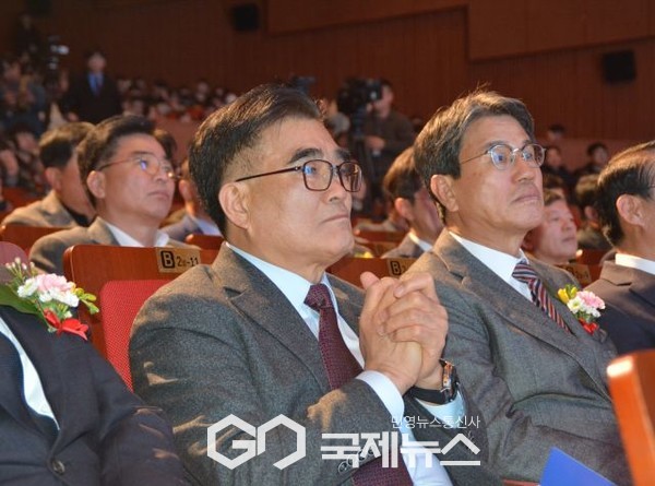 김기웅 서천군수(왼쪽)와 김돈곤 청양군수(오른른쪽)가 힘쎈충남 RE100 추진 업무협약 체결식에 참석했다/박의규 기자