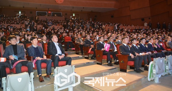 도와 도의회, 도내 15개 시군, 충남테크노파크를 비롯한 도내 공공기관, 발전사, 에너지기업, 시민단체, 관련 기업인협회 등 51개 기관이 한마음 한뜻으로 RE100 정책을 추진해 탄소중립을 실현하고자 마련했다/박의규 기자