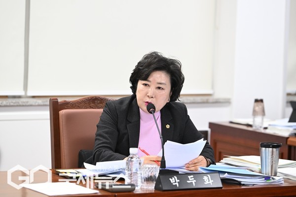 제주도의회 문화관광체육위원회(더불어민주당 비례대표)는 26일 열린 제주시 문화관광체육국 업무보고에서 “어린이 실내놀이 환경 개선 필요성 제기하며, 어린이 건강 및 창의력 향상을 위한 체육특화 공공형 실내놀이터 조성”을 주문했다.[사진=제주도의회]