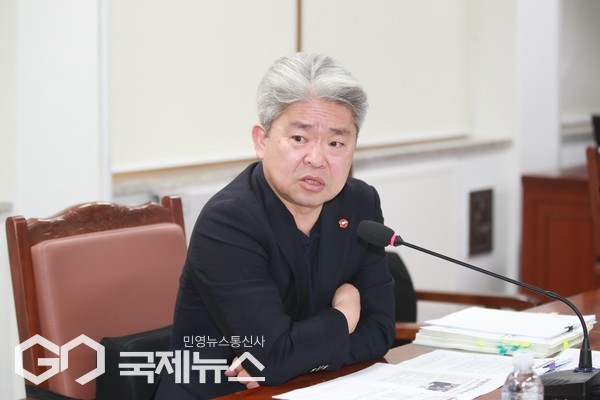 강철남 의원(민주당, 제주시 연동을)은 "지난해 11월 대행사 용역 공고 당시 불꽃쇼, 달집태우기, 횃불대행진 등이 포함돼 있었는데, 계획이 변경됐다면 용역 계약도 조정해야 하는 것 아니냐”며 축제 기본계획('25.1.13) 발표시까지도 프로그램 내용이 포함되었던 절차적 문제를 지적했다.[사진=제주도의회]