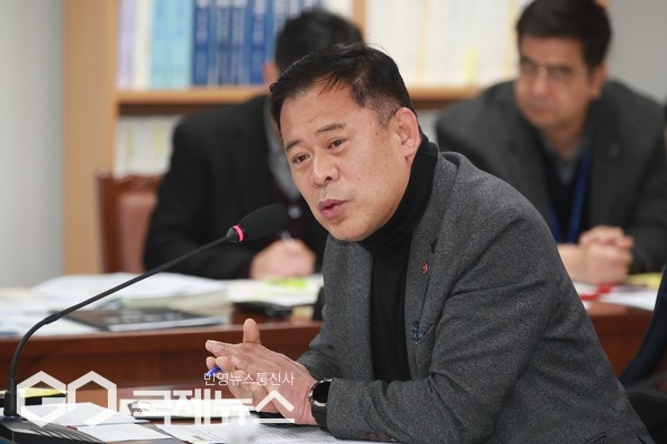 김대진 의원(더불어민주당, 동홍동)도 “도민 의견을 반영한 원탁회의에서 불놓기 유지 결정이 내려졌음에도 불구하고 이후 계획이 변경됐다”며, “결국 원탁회의 결과를 무시한 것 아니냐."고 거세게 질태했다.[사진=제주도의회]