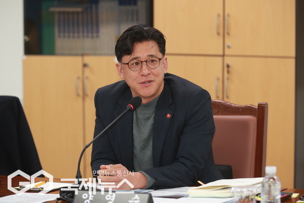 양영수 의원(진보당·아라동을)도 정책 추진 과정의 문제를 지적하며, "축제는 그 기간을 즐기는 것이 중요한데, 기후변화를 고려해 불을 놓을지 말지를 논의한 끝에 원탁회의에서 결론을 냈음에도 행정이 그 결정을 신뢰성 있게 추진하지 못했다”고 지적하며 "수개월 동안 고민한 도민들의 노력이 무시된 결과”라고 비판했다.[사진=제주도의회]