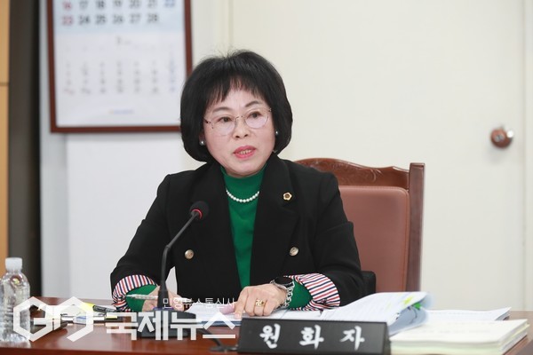 원화자 의원(국민의힘·비례대표)은 축제 홍보의 중요성을 강조하며 “올해 축제 예산에 홍보비가 포함된 만큼, 관광객이 많이 찾을 수 있도록 적극적인 홍보가 필요하다”고 말했다[사진=제주도의회]