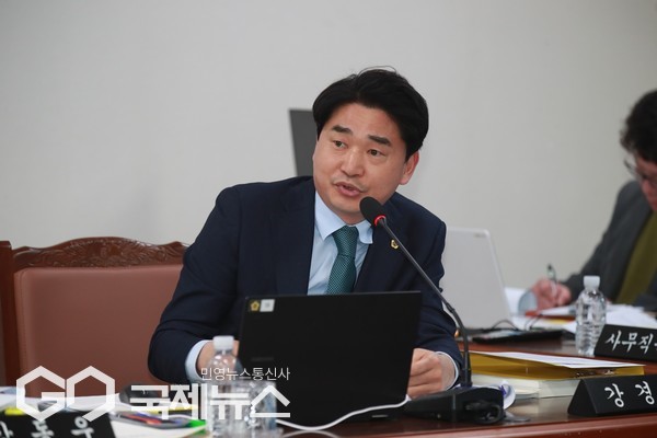강경문 의원은 25일 열린 제435회 임시회 교육위원회 2차 회의에서 "지난 예산안 심사과정에서 통학비 사용 재원을 활용하면 청소년 대중교통 무료 이용이 가능하다"고 제안했다.[사진=제주도의회]