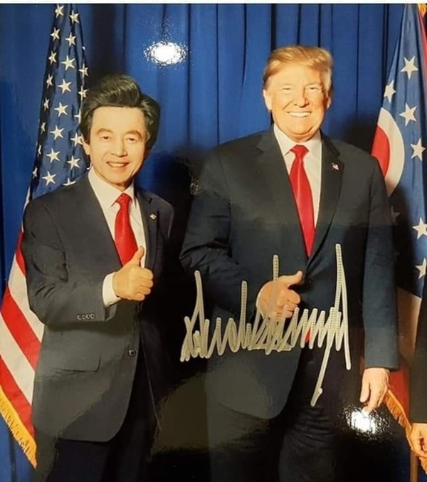 (사진제공=국가혁명당) 허경영 국가혁명당 명예총재(왼쪽)와 도널드 트럼프 미국 대통령(오른쪽)