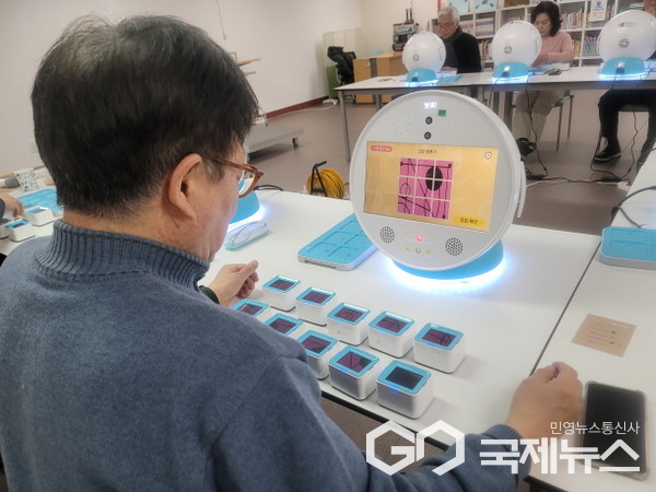 ▲시니어프렌즈 사업단 어르신들이 직무교육을 받고 있다.(사진=성남시)