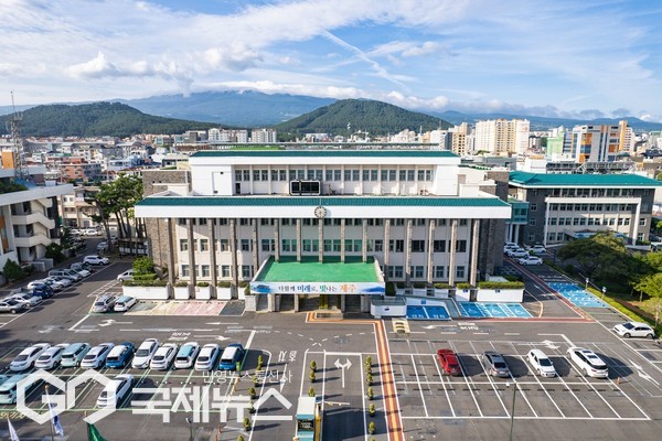 제주도가 항공기 소음으로 학습에 어려움을 겪는 학생들을 위해 공항소음피해지역 중 가장 큰 규모의 장학금 지원에 나선 가운데,  오는 3월 4일부터 4월 3일까지 한 달간 공항소음대책지역 및 인근지역에 거주하는 고등학생과 대학생을 대상으로 장학생을 모집한다.[사진=제주도청 전경]