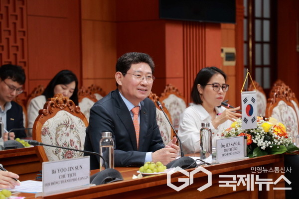 (사진=용인시)이상일 용인시장과 시 대표단은 26일(현지시각) 오전 베트남 꽝남성청에서 레반중(Lê Ván Dũng) 꽝남성 인민위원회 위원장(꽝남성장) 등 꽝남성 고위 관계자들과 간담회를 갖고 양 도시의 교류협력 방안을 논의했다