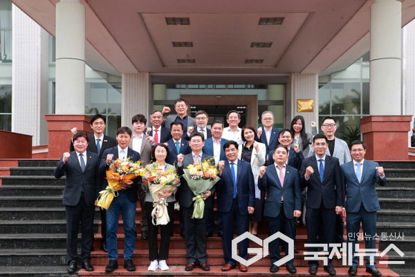 (사진=용인시)이상일 용인시장과 시 대표단은 26일(현지시각) 오전 베트남 꽝남성청에서 레반중(Lê Ván Dũng) 꽝남성 인민위원회 위원장(꽝남성장) 등 꽝남성 고위 관계자들과 간담회를 갖고 양 도시의 교류협력 방안을 논의했다