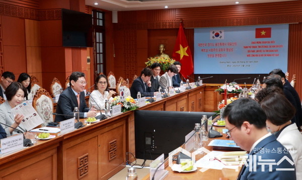 (사진=용인시)이상일 용인시장과 시 대표단은 26일(현지시각) 오전 베트남 꽝남성청에서 레반중(Lê Ván Dũng) 꽝남성 인민위원회 위원장(꽝남성장) 등 꽝남성 고위 관계자들과 간담회를 갖고 양 도시의 교류협력 방안을 논의했다