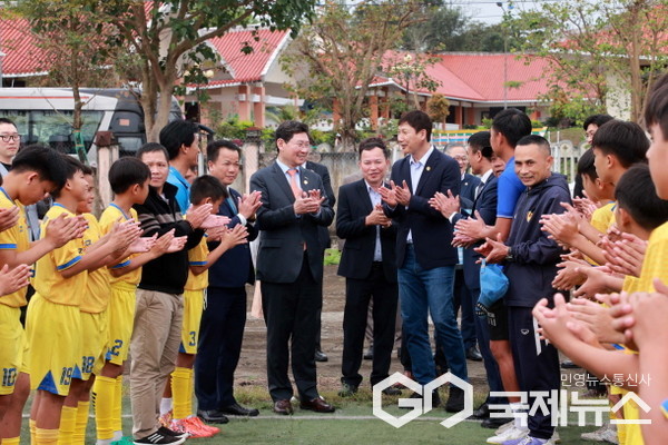 (사진=용인시) 김상식 베트남 축구 국가대표팀 감독은 이상일 시장의 부탁을 받아 베트남 유소년 축구단 훈련장을 깜짝 방문해 훈련중인 유소년 축구 선수들을 격려하고 응원했다