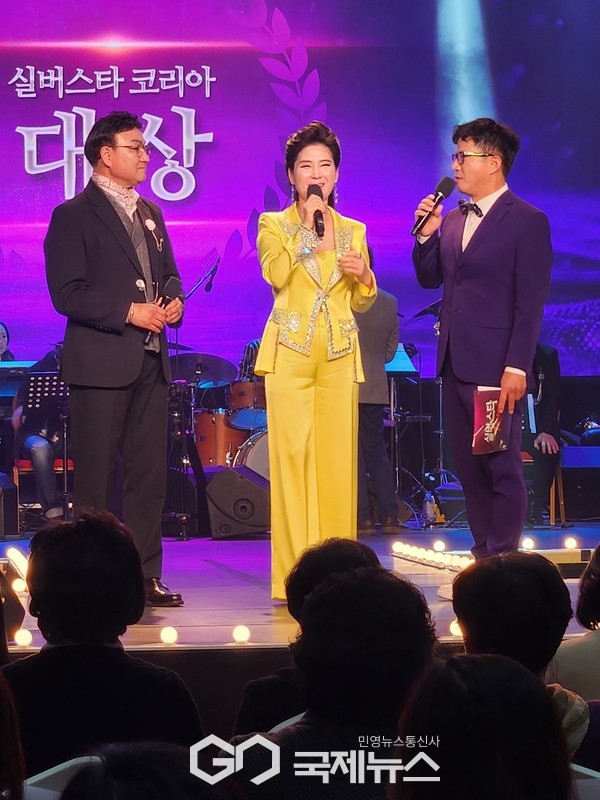 (왼쪽부터)금상 권유(62세)-대상 이새미(63세)-MC조영구