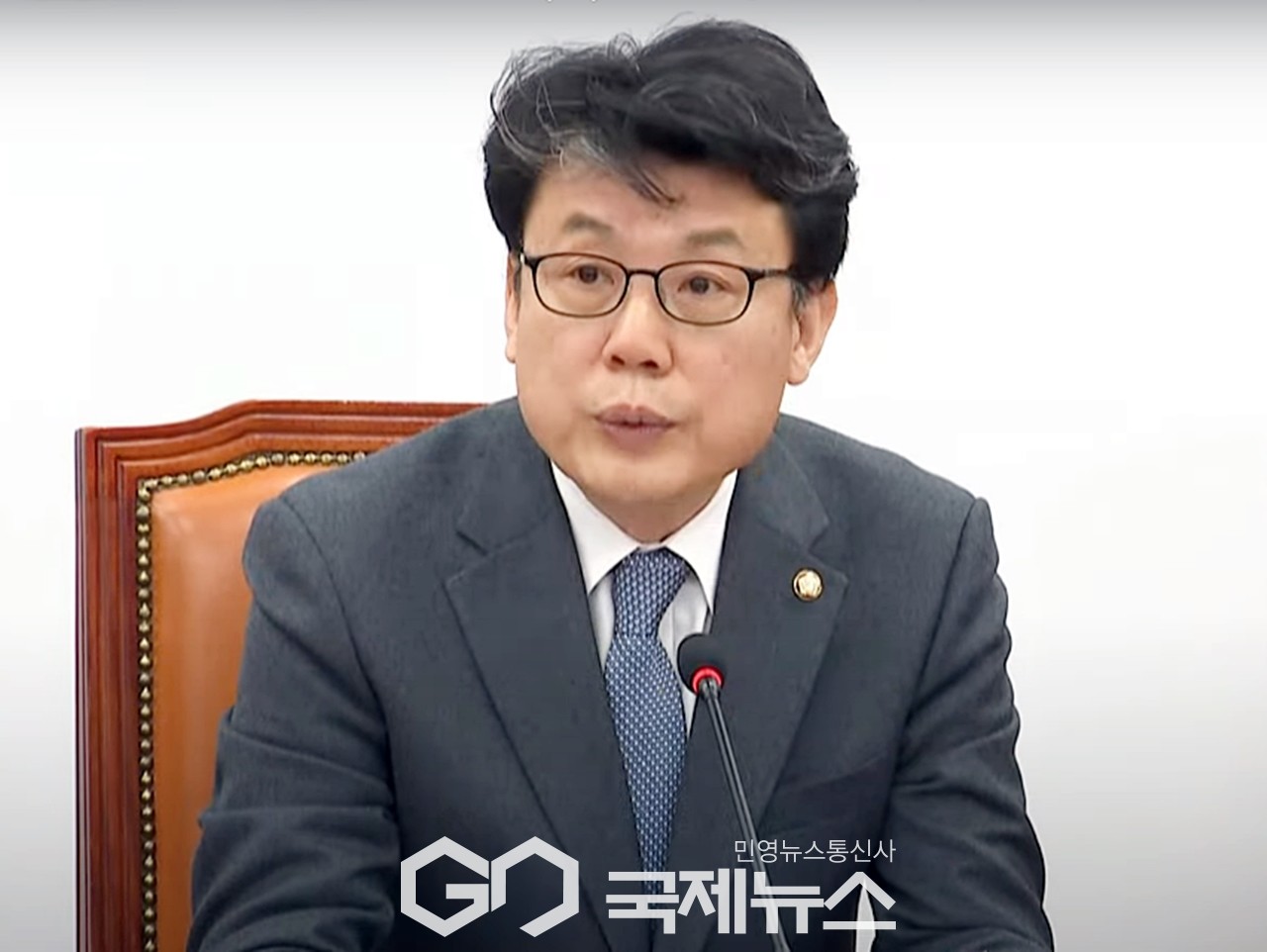 ▲진성준 더불어민주당 정책위의장은 4일 오전 국회에서 열린 원내책회의에 참석해 국민의힘이 소상공인과 기초수급·차상위계층에 대한 재정지원 방안은 윤석열 내란사태로 무너진 민생경제를 회복하기에는 매우 부족하다고 말하고 있다./사진=이용우 기자