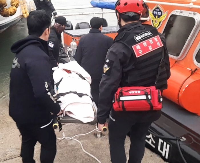 지난 2일 오후 4시 38분경 태안해경이 태안군 가의도에서 발생한 응급환자를 신속하게 이송하고 있다(사진/태안해경 제공)