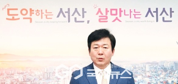 5일 홍순광 충남 서산시부시장이 서산시청 브리핑룸에서 초록광장 관련 기자회견을 하고 있다(사진/백승일 기자)