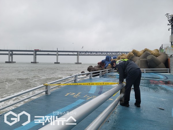 출입통제 폴리스라인 설치 모습/제공=부산해경