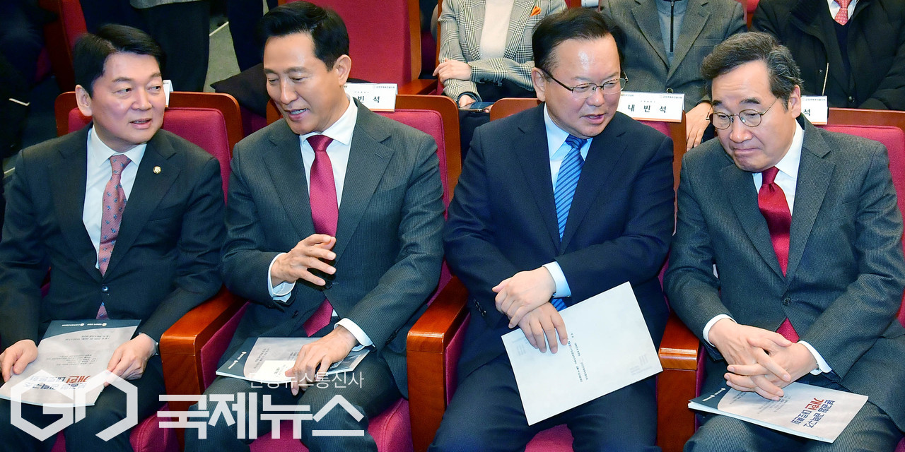 ▲안철수(왼쪽부터) 국민의힘 의원, 오세훈 서울시장, 김부겸, 이낙연 전 국무총리가 6일 오후 서울 여의도 국회 도서관 대강당에서 열린 '분권형 권력구조 개헌 대토론회'에서 대화를 하고 있다./사진=이용우 기자