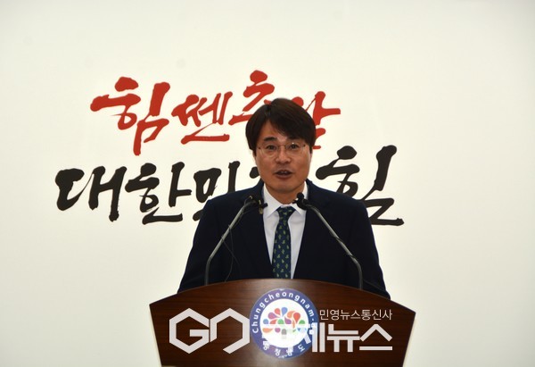 전상욱 도 해양수산국장이 10일 도청 프레스센터에서 기자회견을 열고, 한국해양과학기술원(KIOST) 서해연구소 설립 시범사업 대상지로 서천군이 최종 선정됐다고 밝혔다/박의규 기자
