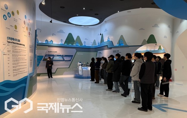 제주에너지공사는 행원리 CFI에너지미래관을 찾는 관람객의 이해도를 높이기 위해 ‘에너지 도슨트 프로그램’을 본격 운영한다.[사진=제주에너지공사]