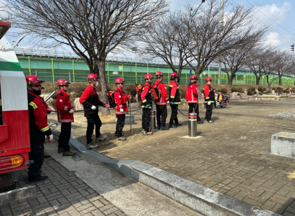 문경시, 2025년 봄철 산불 진화훈련 및 영농부산물 파쇄단 운영(문경시)