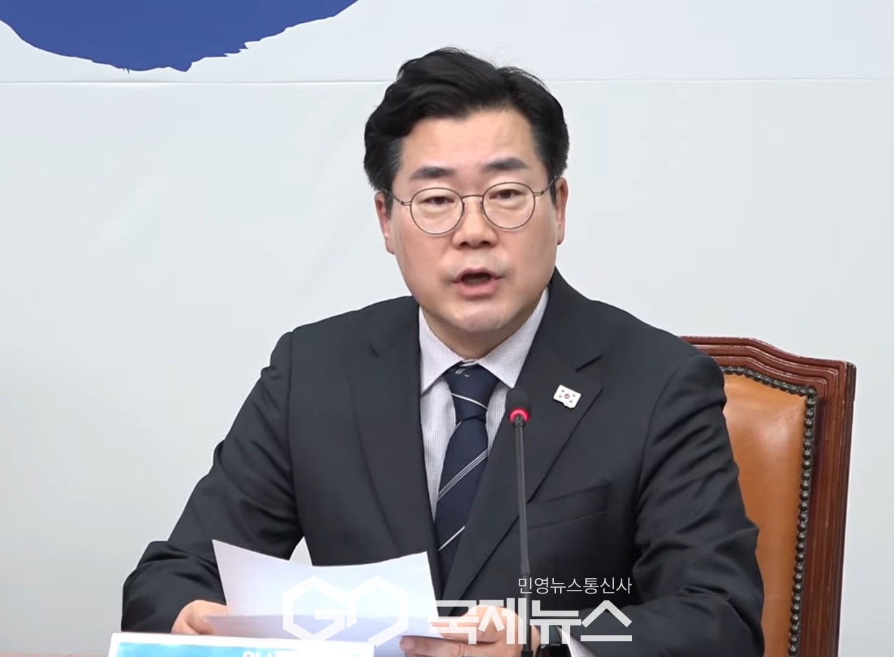 ▲박찬대 더불어민주당 원내대표는 12일 오전 국회에서 열린 최고위원회의에서 불법적 폭력적 집회 시위와 공권력에 도전하는 행위를 부추기고 있는 주범이 바로 최상목 부총리라고 비난하고 있다./사진=원명국 기자 