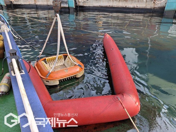 유회수기 작동시켜 긴급 방제작업을 펼치고 있다/제공=부산해경