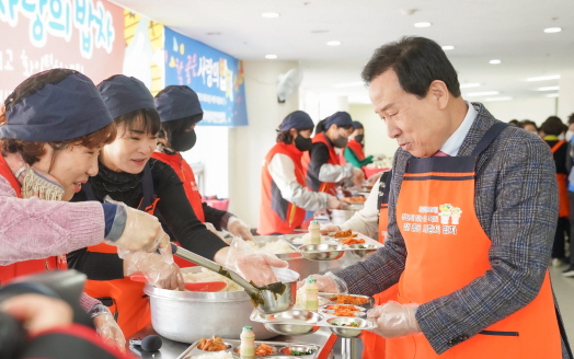 ▲박홍률 목포시장이 참! 좋은 사랑의 밥차에서 배식 봉사하고 있다. ⓒ목포시