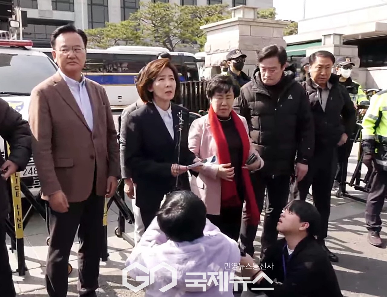 ▲나경원 국민의힘 의원은 14일 오후 헌법재판소 앞에서 기자회견을 열고 민주당의 폭력적 방탄용 정략탄핵에 대한 직권남용 고발과 손해배상 청구도 검토하겠다고 밝히고 있다./사진=이용우 기자