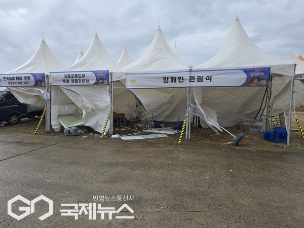 제주시는 정상적인 축제 어려움이 있다고 보고 15~16일행사는 전면 취소를 결정했다. 행사장에는 몸을 가누기도 어려운 강풍으로 행사장 천막과 공연장 의자 등이 바람에 날아가서 축제장은 아수라장으로 변했다.[사신=제주시]