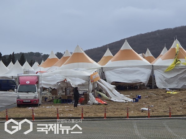 제주시는 정상적인 축제 어려움이 있다고 보고 15~16일행사는 전면 취소를 결정했다. 행사장에는 몸을 가누기도 어려운 강풍으로 행사장 천막과 공연장 의자 등이 바람에 날아가서 축제장은 아수라장으로 변했다.[사신=제주시]