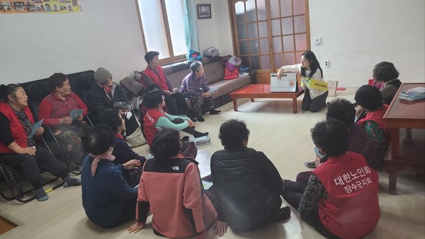                                                  (사진=장수군)진드기 감염병 교육 모습