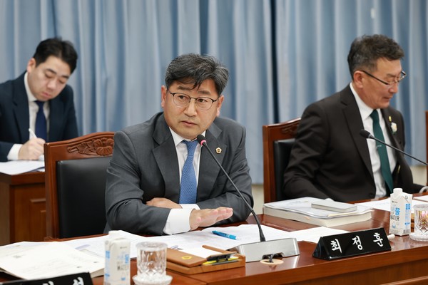 최정훈 전남도의원이 지난 3월 13일 제388회 임시회 제2차 교육위원회 회의에서 전남도 교육지원청 업무를 보고받고 질의하고 있다.@전남도의회 교육위원회