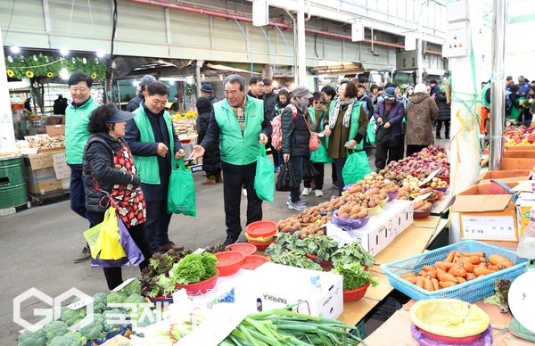 제주도는 17일 제주오일시장에서 최근 관광산업 위축과 경기악화로 어려움을 겪고 있는 도내 골목상권과 전통시장 활성화를 위해 국민운동단체와 함께 ‘만원의 행복 릴레이’ 캠페인을 전개했다.[사진=제주도]