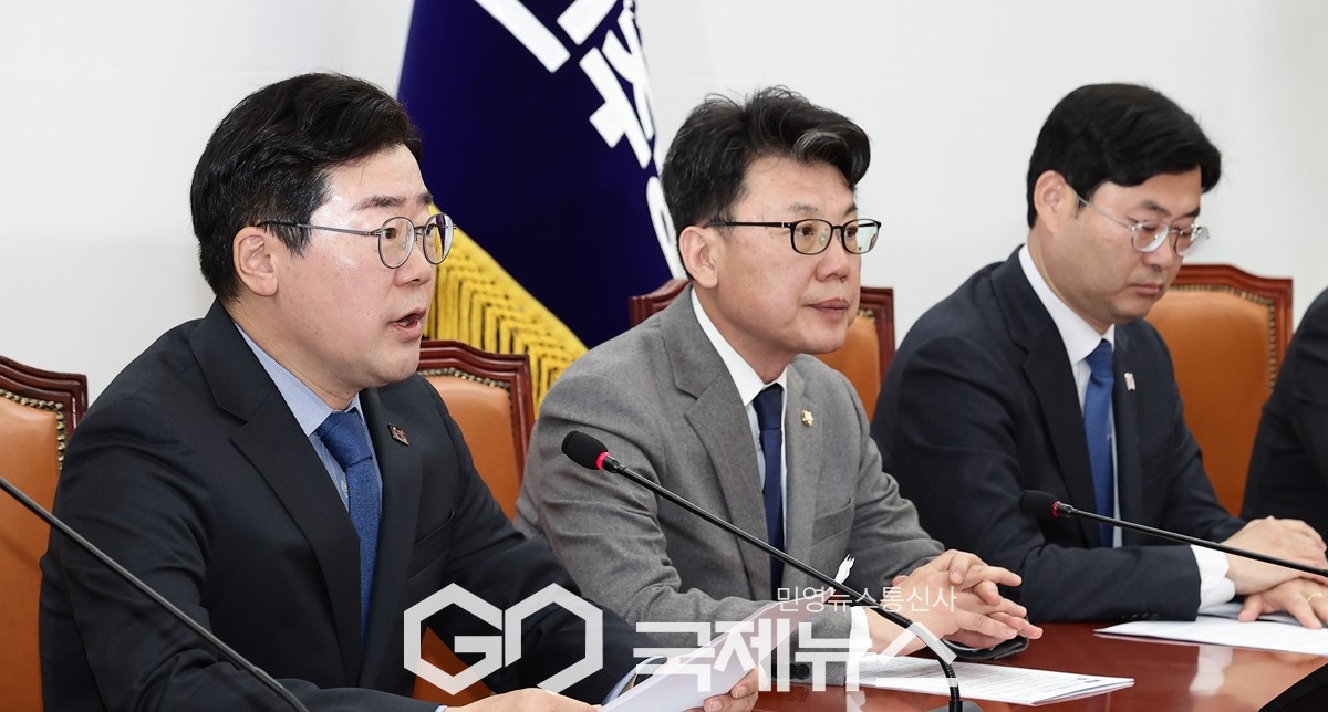 ▲박찬대 더불어민주당 원내대표는 18일 오전 국회에서 원내대책회의를 주재하며 12.3 내란으로 대한민국이 자유민주국가 지위에서 탈락했다며 헌법재판소의 신속한 선고를 촉구하고 있다./사진=원명국 기자