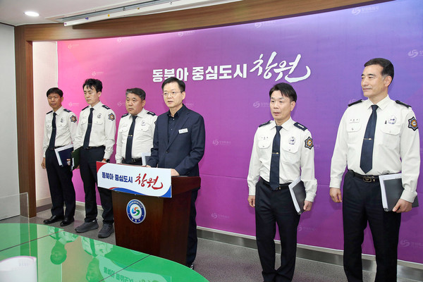 (사진제공=창원특례시)이상기 창원소방본부장 브리핑 장면.