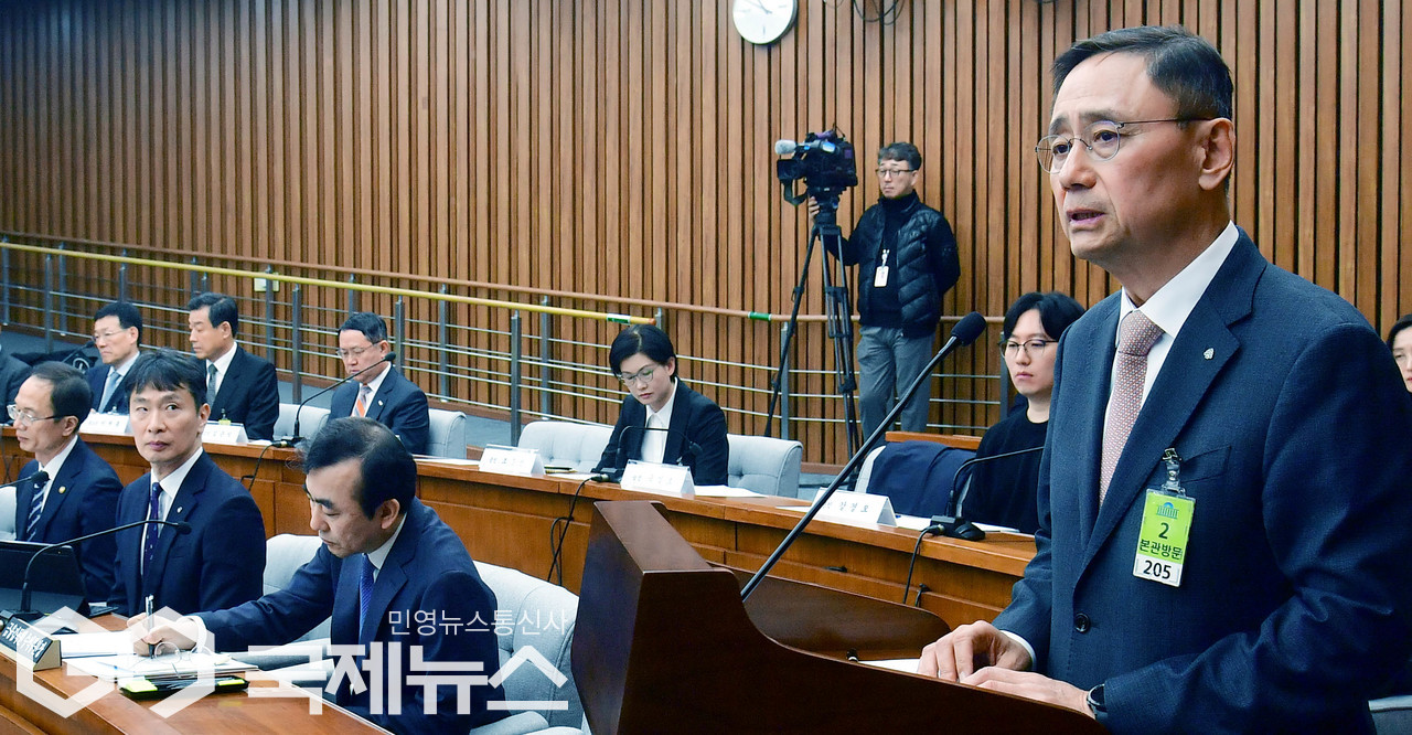 답변하는 금정호 신영증권 사장 < 포토뉴스 < 포토 < 기사본문 - 국제뉴스