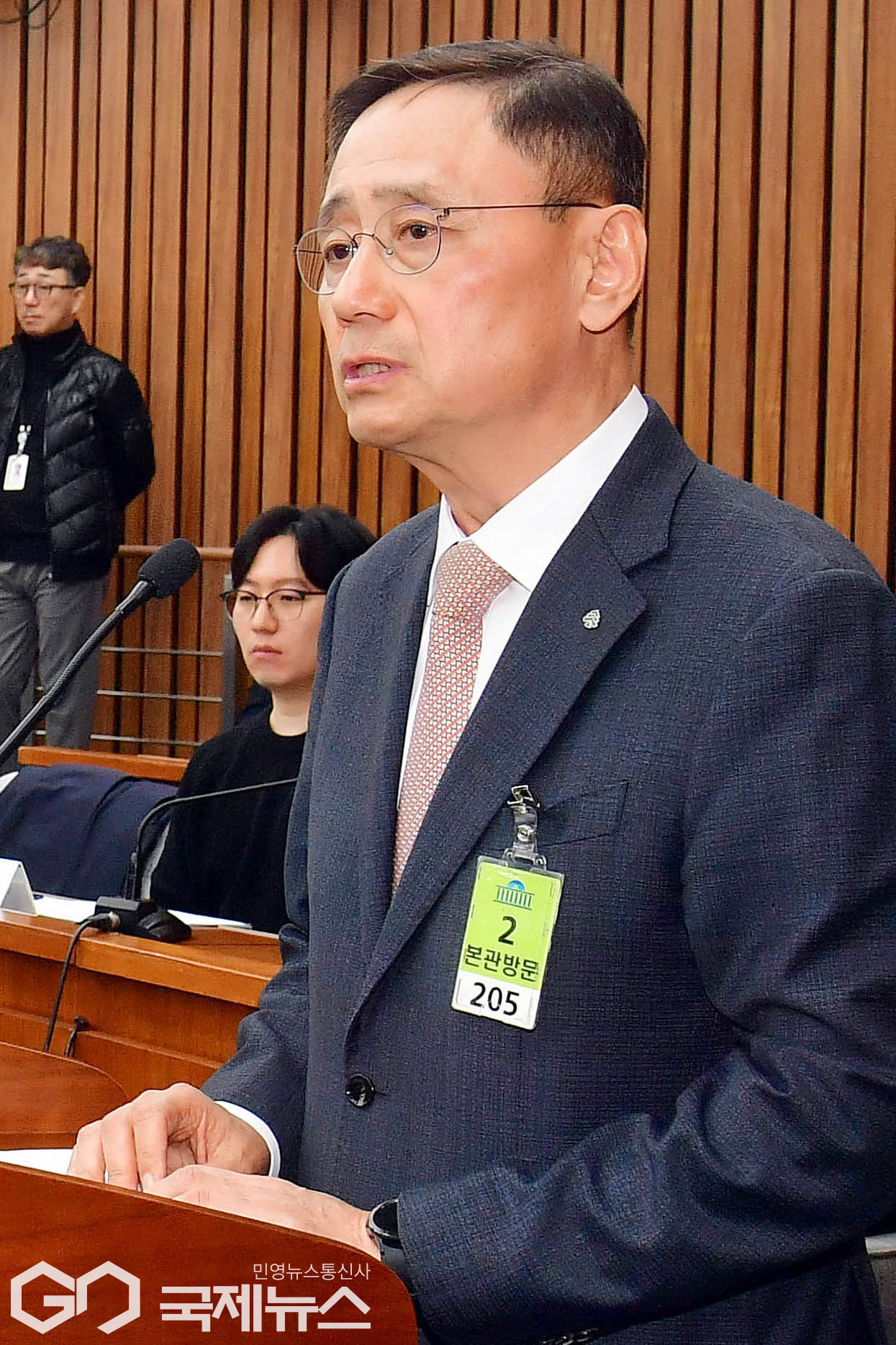 답변하는 금정호 신영증권 사장 < 포토뉴스 < 포토 < 기사본문 - 국제뉴스