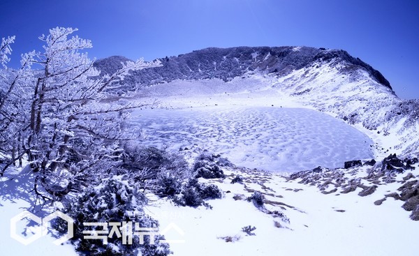 제주도는 2021년 1월 도입해 시행 5년차를 맞은 탐방예약제를 통해 자연환경 보호와 안전한 탐방 환경 조성이라는 가시적 성과를 거둔 데 이어, 이용객 편의성을 한층 높이기 위한 제도 개선에 착수했다.[사진=제주도청]