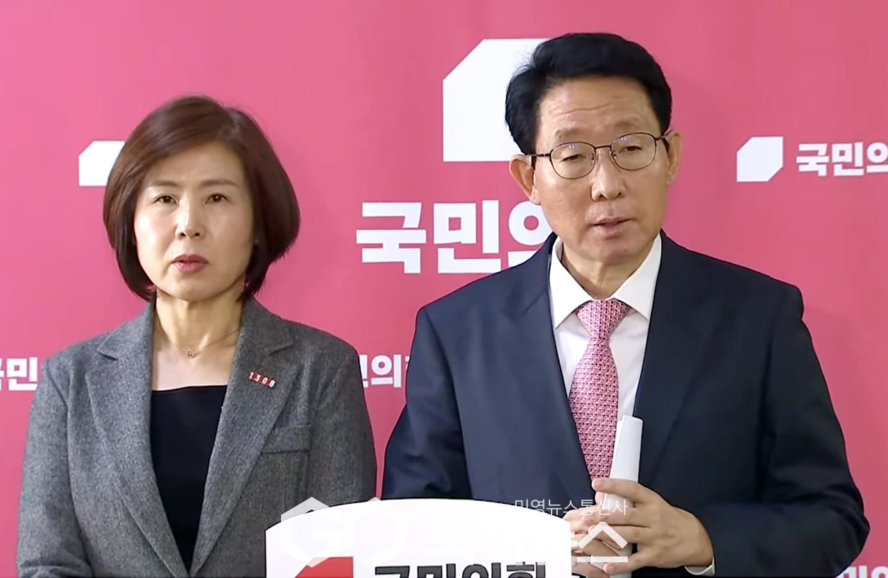 ▲국민의힘 김상훈 정책위의장과 국회 복지위 간사 김미애 의원은 18일 오후 국회에서 연금개혁과 관련 브리핑을 하고 있다./사진=이용우 기자