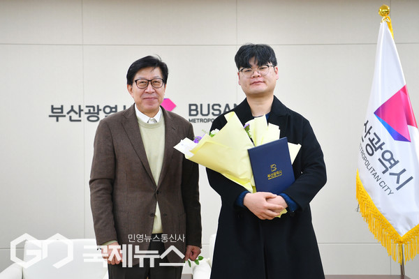 19일 오전, 시청 의전실에서 박형준 부산시장이 부산 교육감 재선거 업무 중 쓰러진 동료 공무원을 구한 윤종모 주무관에게 직접 감사장을 수여하고 기념촬영 하고 있다/제공=부산시청