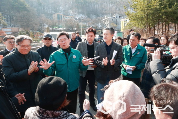 19일 이상일 용인시장이 고기동 주민들의 민원을 청취하고 있다(사진=용인시)