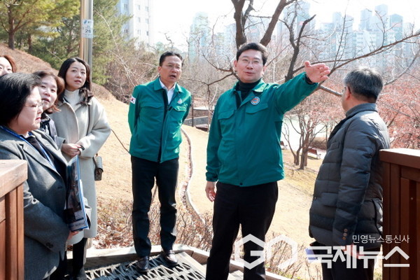 19일 절골근린공원에서 이상일 용인시장이 통학로 정비 예정지를 점검하고 있다(사진=용인시)