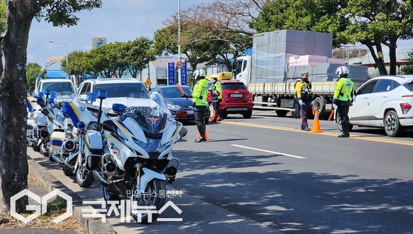 서귀포경찰서는 봄철은 행락객과 교통량이 증가하는 시기인 만큼 시민들의 안전이 보장될 수 있도록 음주운전·무면허·신호위반 등「중요 교통법규 위반자 중점 단속」을 자치경찰단 등과 함께 지속 실시할 방침이다.[사진=서귀포경찰서]