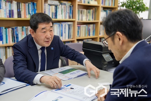 이재영 군수가 홍준현 교수에게 증평군 특수시책을 설명하는 모습.(제공=증평군청)