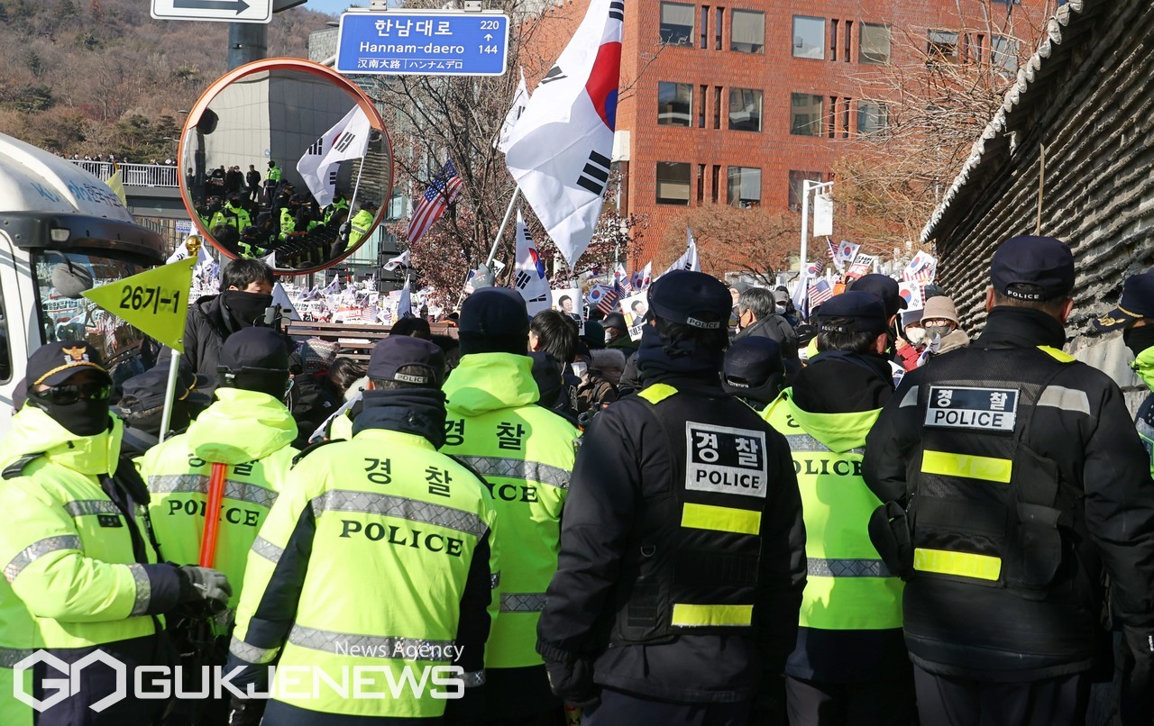 윤석열 대통령 지지자들로 혼잡한 관저 앞/국제뉴스DB