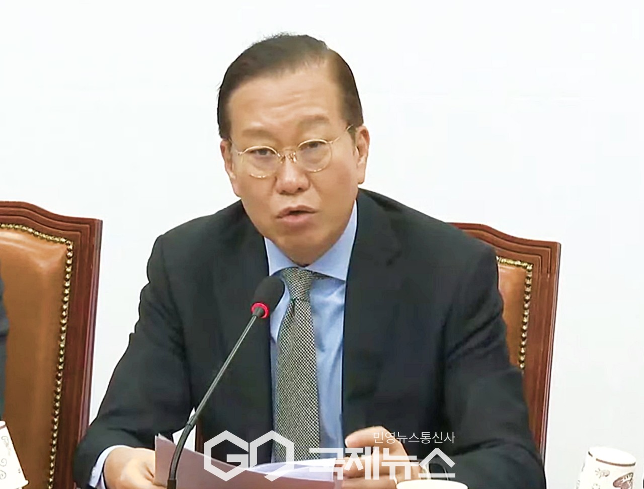 ▲권영세 국민의힘 비상대책위원장은 24일 오전 국회에서 비상대책위원회의를 주재하며 한덕수 국무총리에 대한 탄핵으로 대한민국 경제와 외교는 엄청난 피해를 받았다고 강조하고 있다./사진=이용우 기자