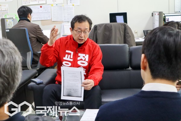 정승윤 부산 교육감 후보가 24일 오전, 부산시 교육청에서 기자회견을 열고, 최윤홍 후보에게 단일화 파탄 책임을 지고 "약속대로 즉각 사퇴하라"고 요구했다/제공=정승윤 후 보 캠프