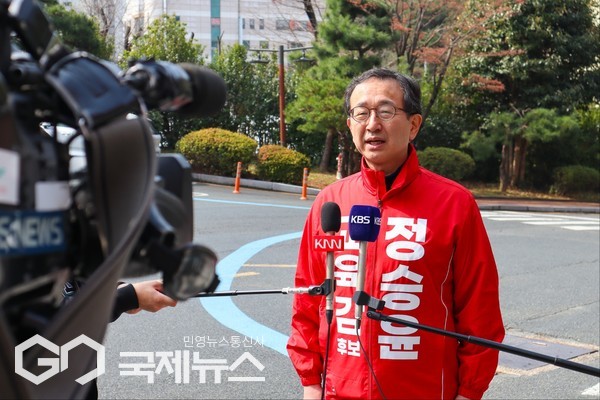 정승윤 부산 교육감 후보가 24일 오전, 부산시 교육청에서 기자회견을 열고, 최윤홍 후보에게 단일화 파탄 책임을 지고 "약속대로 즉각 사퇴하라"고 요구했다/제공=정승윤 후 보 캠프