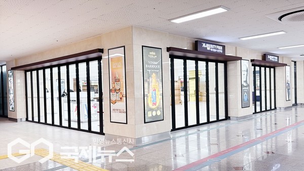 지난 21일 공식 오픈한 성산면세점. 성산면세점은 뱃길 이용객 뿐만 아니라 비행기 이용객 모두 면세점을 자유롭게 이용할 수 있다.[사진=제주관광공사]